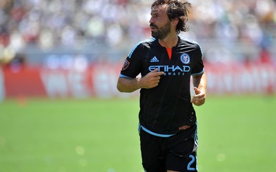 绿茵电竞动态-乌克兰队球迷高呼球队名字