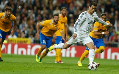 绿茵电竞独家-于帕梅卡诺这转身慢成突破口